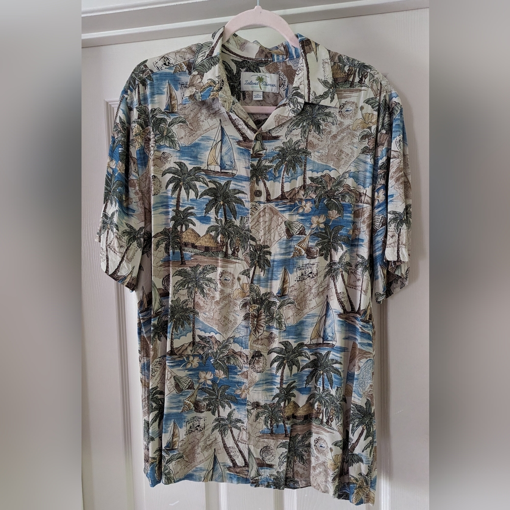 Island Shores Men's Rayon Size Medium Button Up Hawaiian Top Unique Buttons